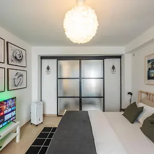 Superb 3 Bedroom & 3 Bathroom Duplex In Centre Apartment